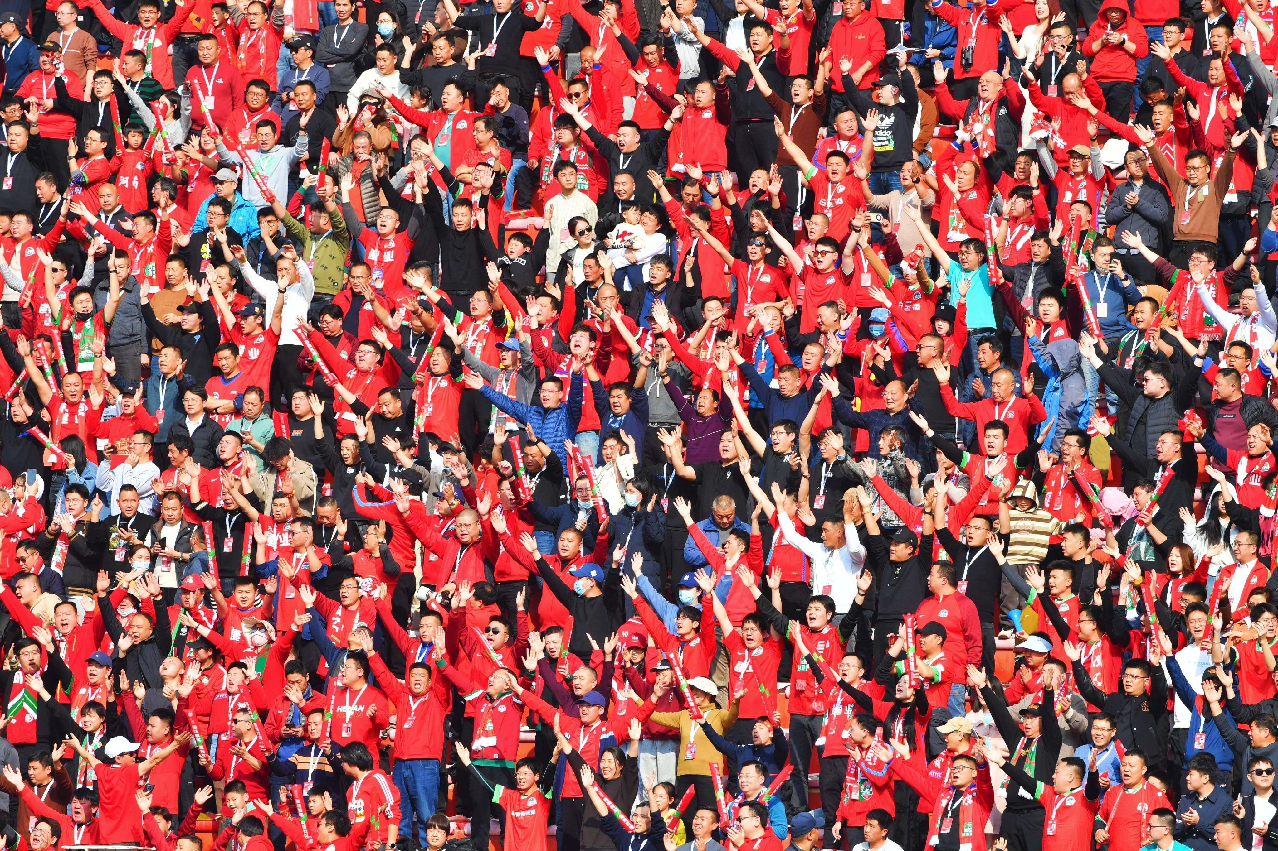 九游游戏-关于赛场气氛热闹非凡，球迷热情高涨助威的信息