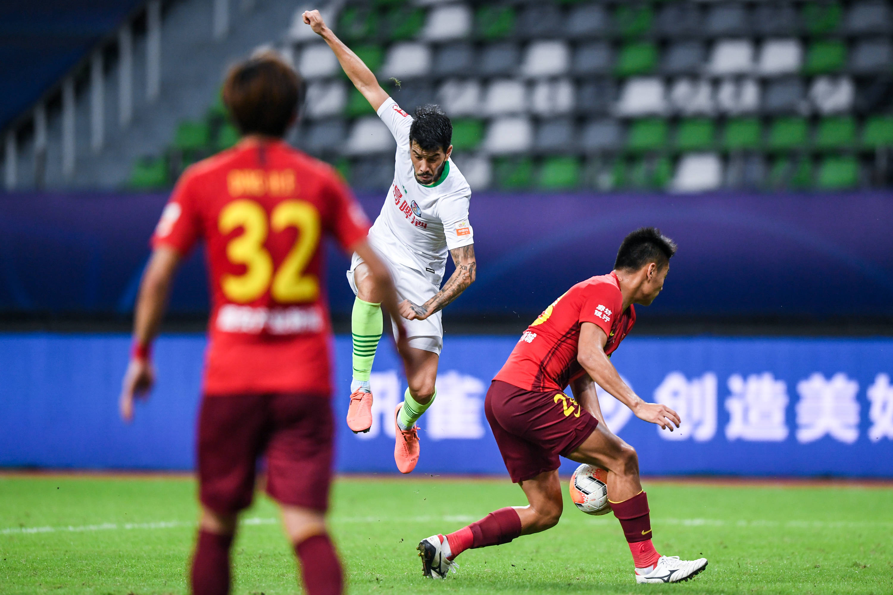 九游游戏-青岛黄海主场优势明显，球员展现团结