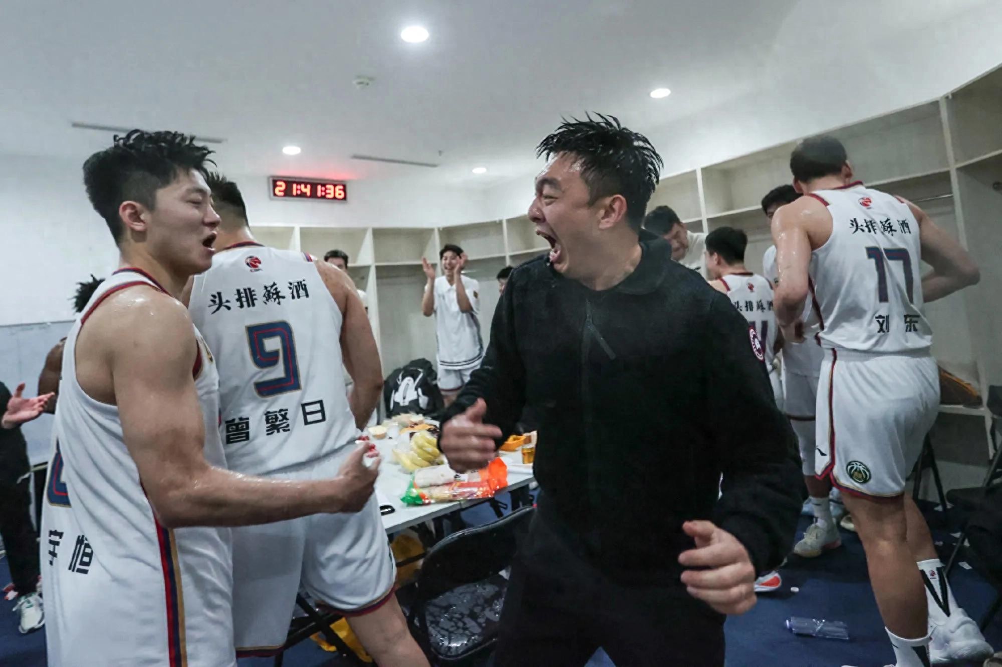 九游娱乐入口-包含知名球星宣布重回赛场，赢得球迷热烈欢呼的词条