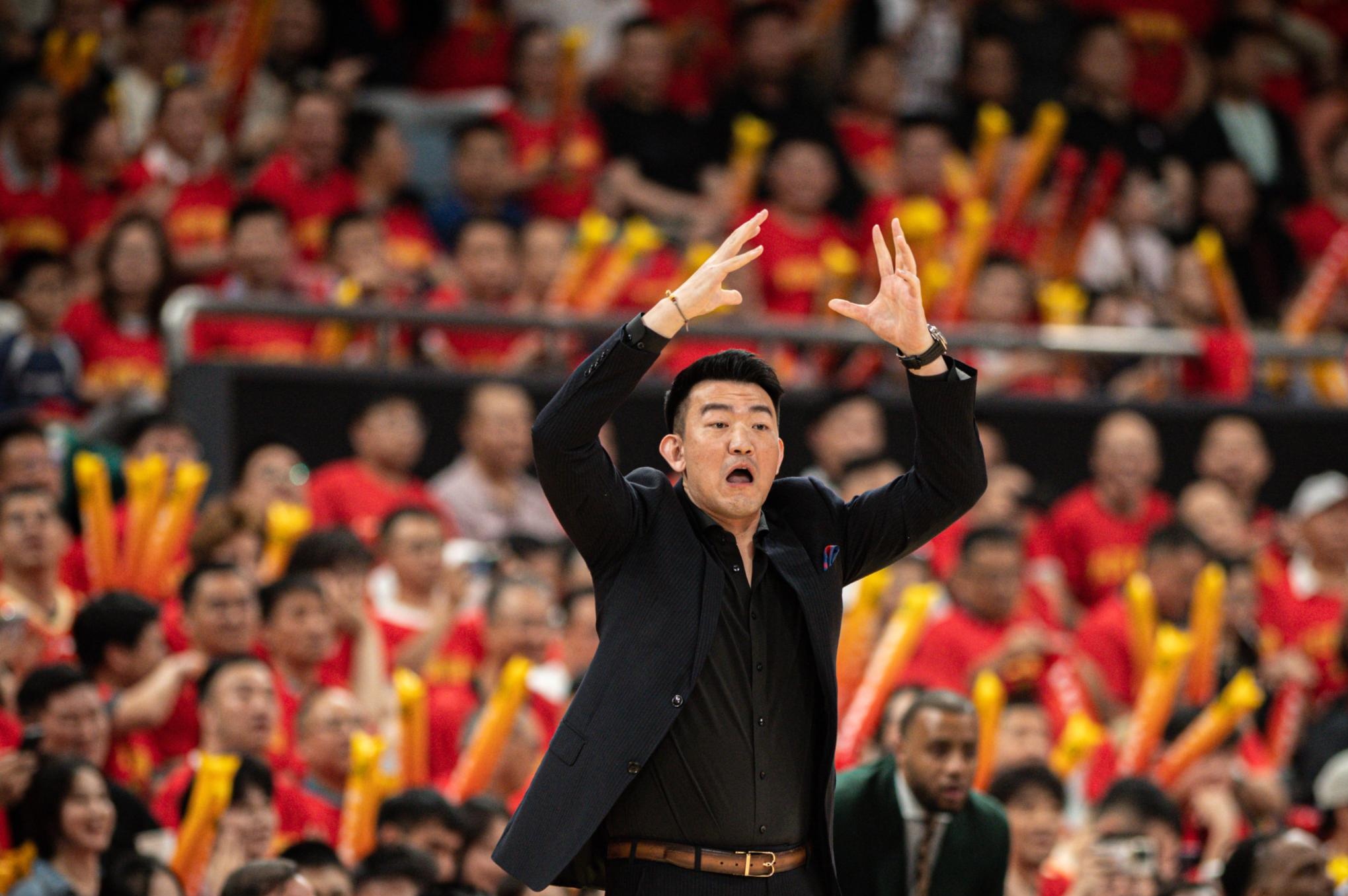 经验丰富的主教练带领球队赢得关键胜利的简单介绍