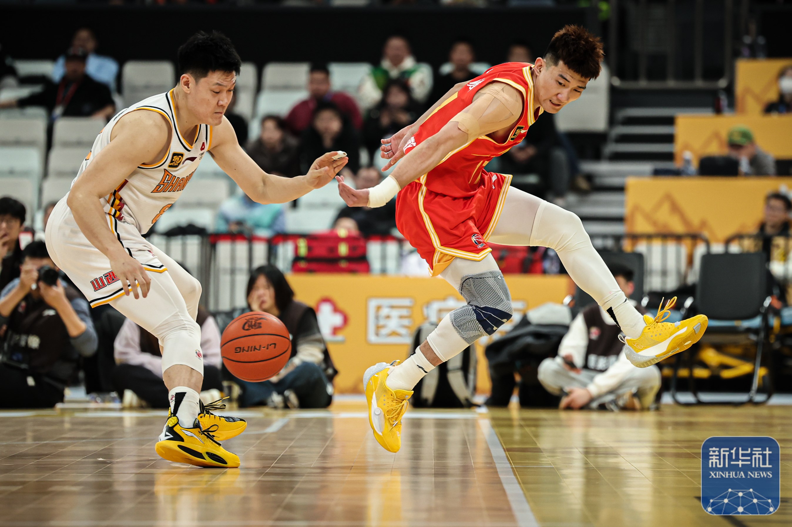 包含CBA篮球联赛实力对决，局势瞬息万变的词条