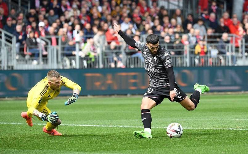 包含里尔在客场击败梅斯，稳固积分榜位置的词条