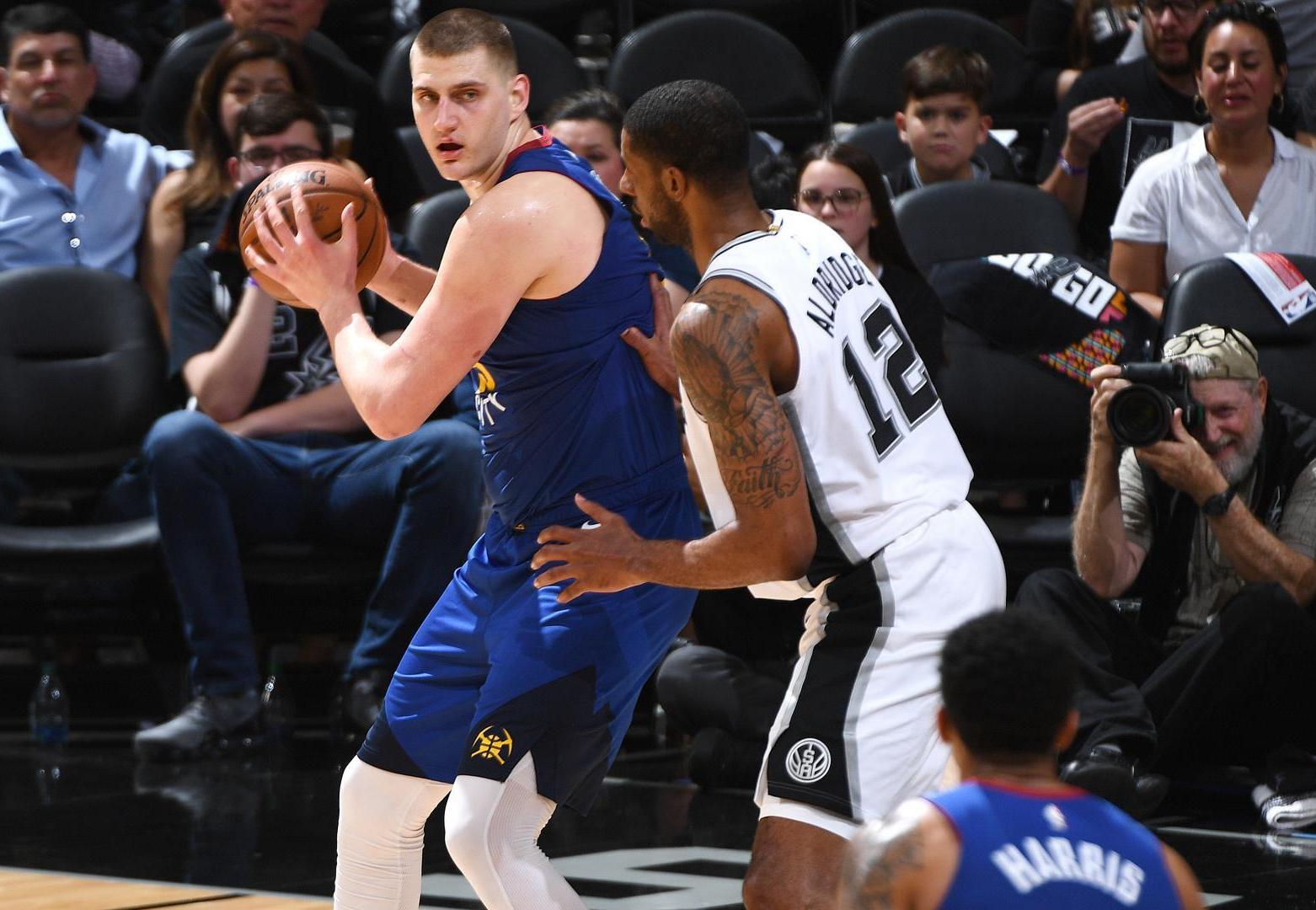 尼克斯碾压马刺，麦科勒姆扛起全队