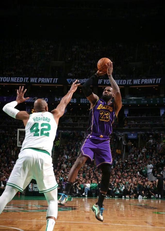 关于湖人轻取新疆队，范弗利特扛起全队的信息