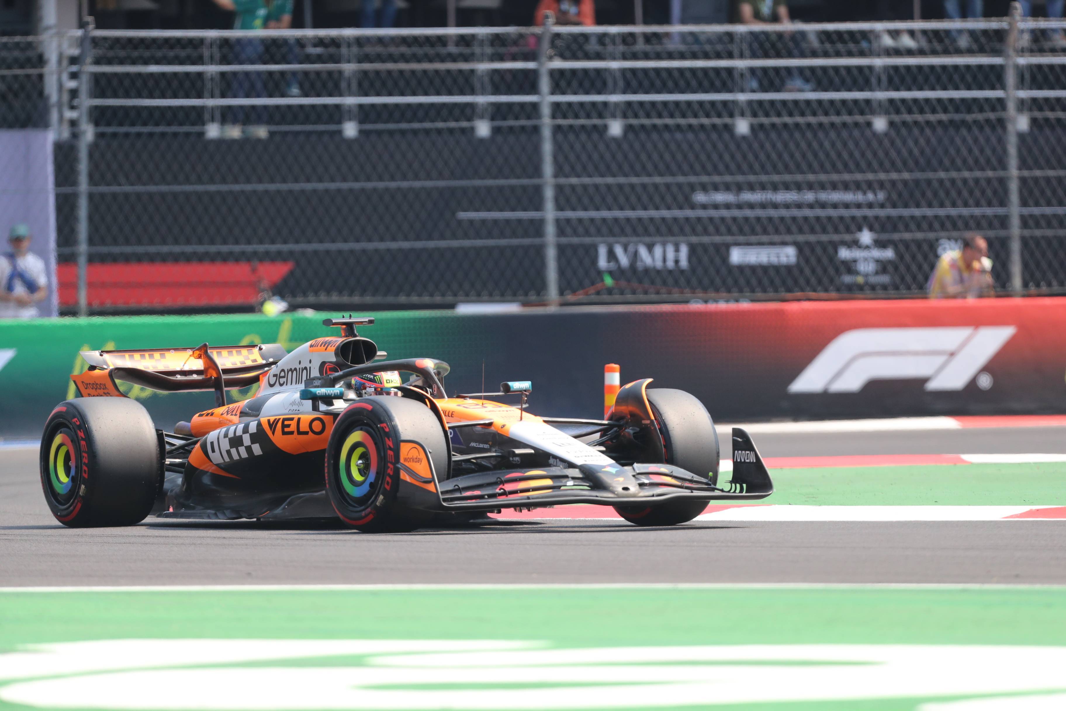 九游娱乐官方-红牛车队鏖战阿斯顿马丁，汉密尔顿惊艳四座的简单介绍